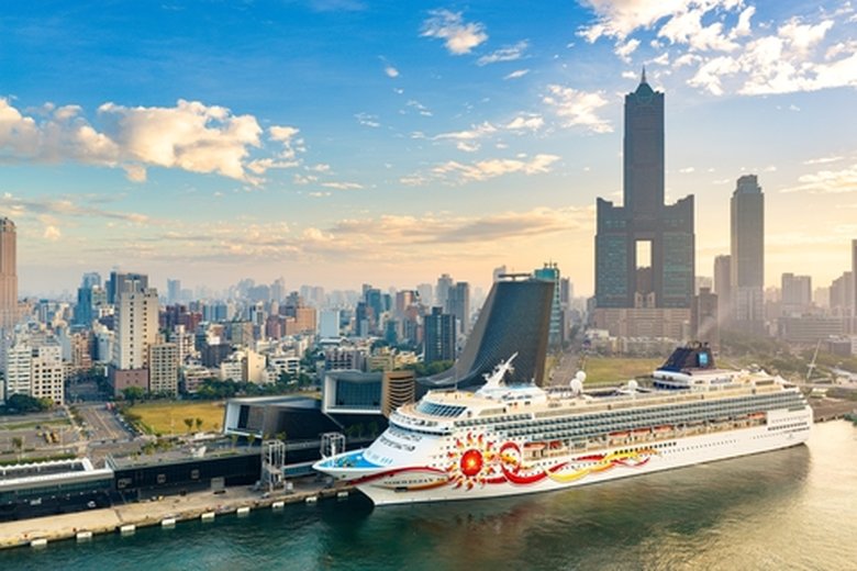 114.12.02挪威郵輪太陽號(Norwegian Sun)停靠高雄港旅運中心(台灣港務公司 提供)