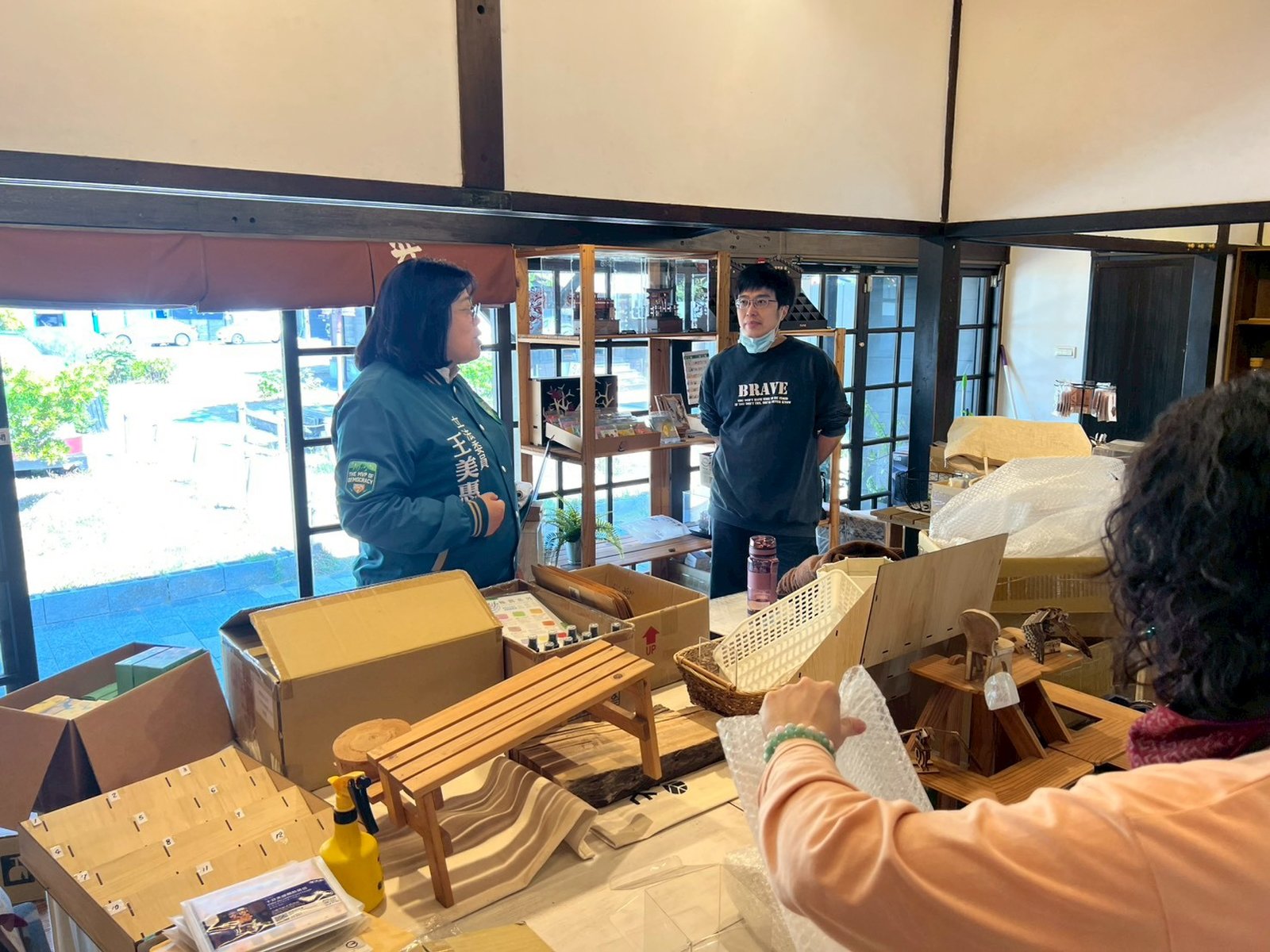 立委王美惠了解受影響店家需求。(立委王美惠服務處提供)