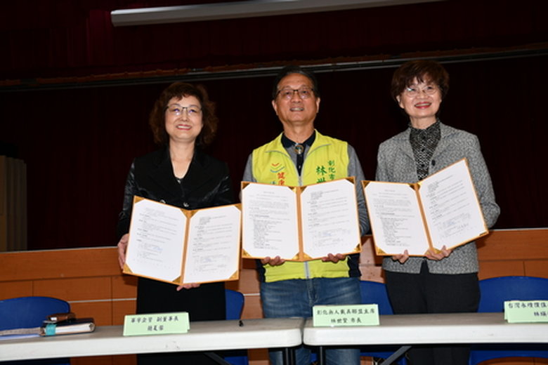 彰化無人載具聯盟主席林世賢市長與華宇企業管理顧問股份有限公司副董事長簡夏蓉(左)、台灣永續價值共創協會理事長林瑛