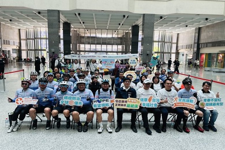 癌症希望基金會以「健康台灣,讓希望滾動全台」,北高雙城騎乘自行車挑戰響應世界癌症日,歷經將近3天的破風長征,上午返抵終點高雄市政府,賴清德總統錄製影片、陳其邁市長親自迎接,共倡健康台灣