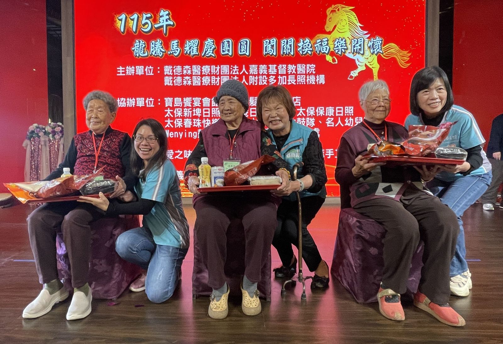 嘉義縣社會局長張翠瑤(右三),獻上新春祝福,祝福長輩幸福一整年。(嘉基提供)