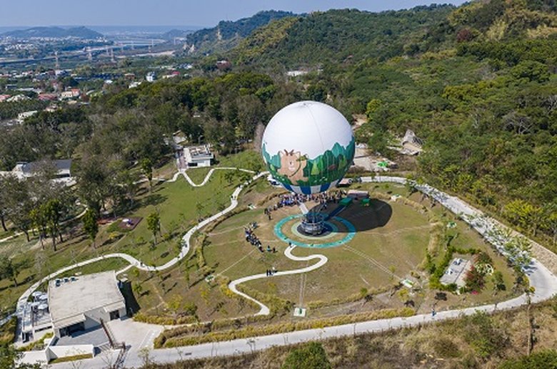 全台首座高空氦氣球樂園「九九峰氦氣球樂園」11日啟用試營運。(南投縣政府提供)