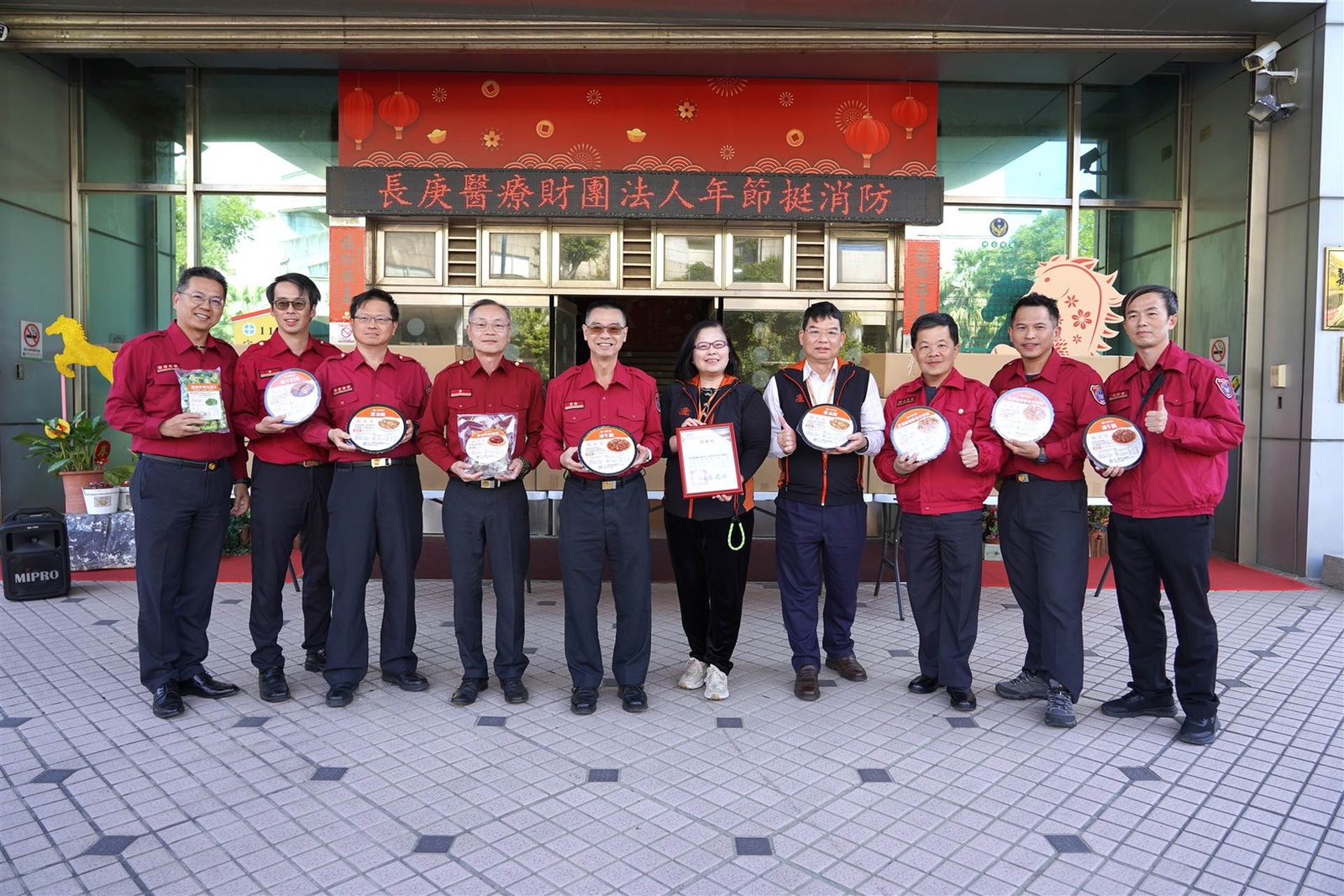 嘉義長庚贈「長庚好味道」年菜 慰勞消防弟兄(長庚醫院提供)