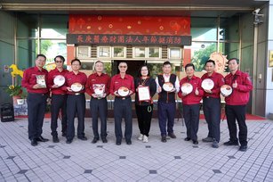 嘉義長庚贈「長庚好味道」年菜 慰勞消防弟兄(長庚醫院提供)