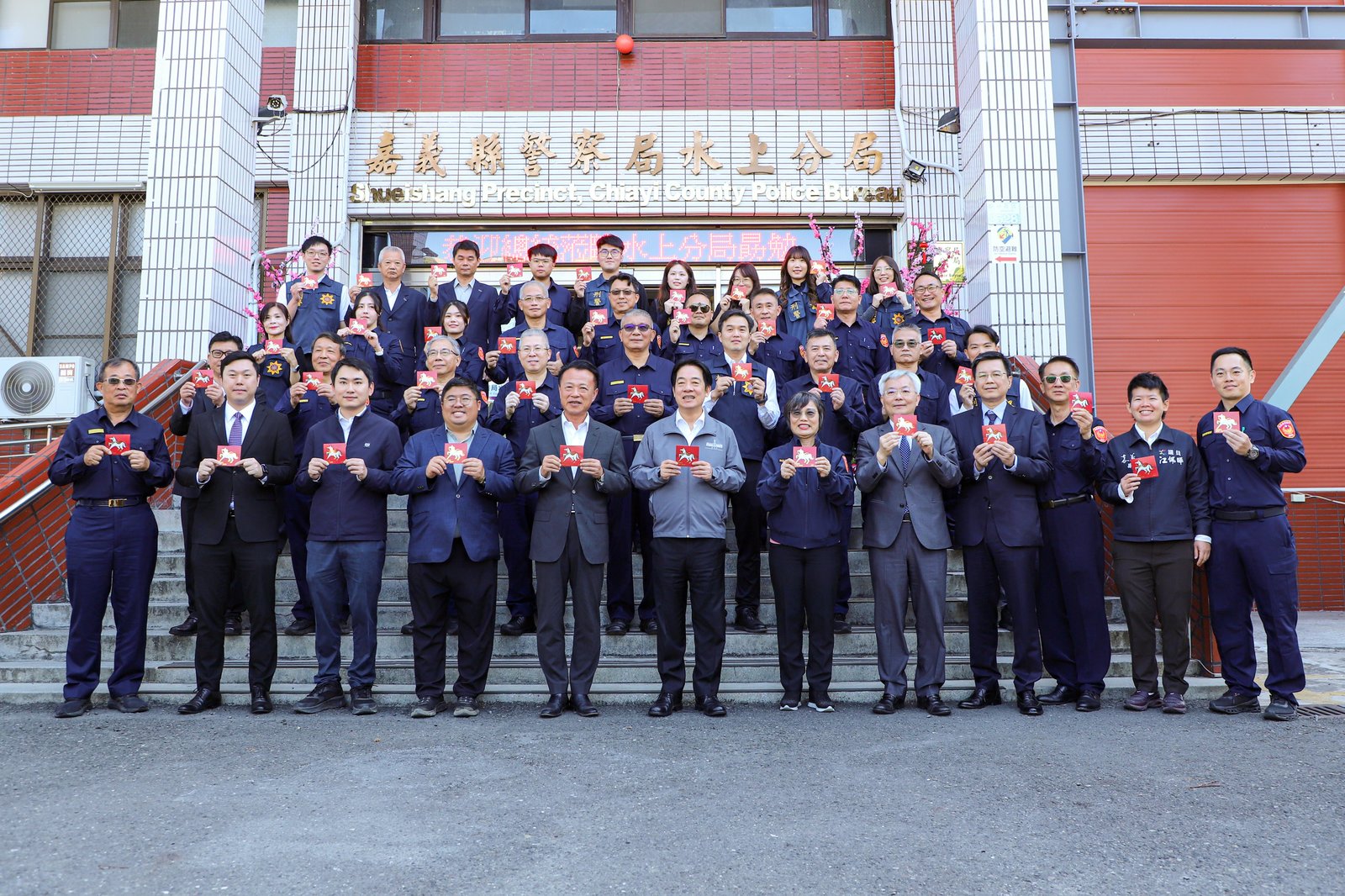 在內政部長劉世芳、翁章梁和立委蔡易餘、陳冠廷等陪同下,賴總統首先到水上分局,慰勉警察同仁。(嘉義縣政府提供)