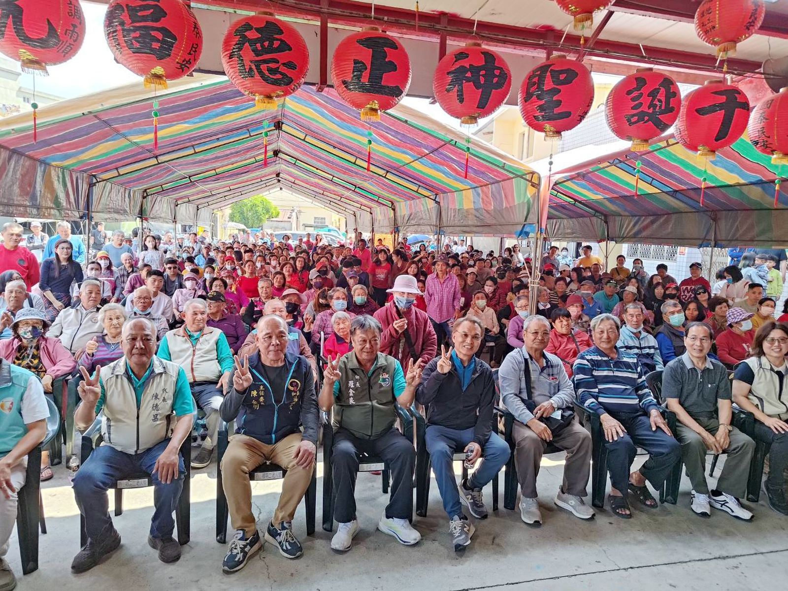 枋山鄉長羅金良(前排左三)感謝科技董座陳朝旺(前排左四)發紅包回饋故鄉。(圖/枋山鄉公所)