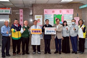 行政院長卓榮泰於今天(19日)年初三前往高雄文雄醫院視察,並慰勉過年期間堅守崗位的醫護人員辛勞。(行政院提供)