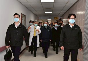 卓院長今 (19日)前往高雄榮民總醫院探視澎湖縣陳光復縣長(行政院提供)