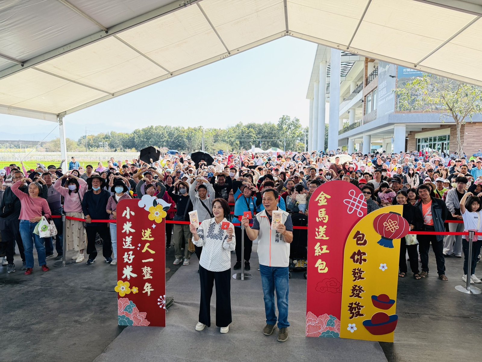 走春賞花、逛熱博 小米縣長送紅包與平安米 (屏東縣政府提供)