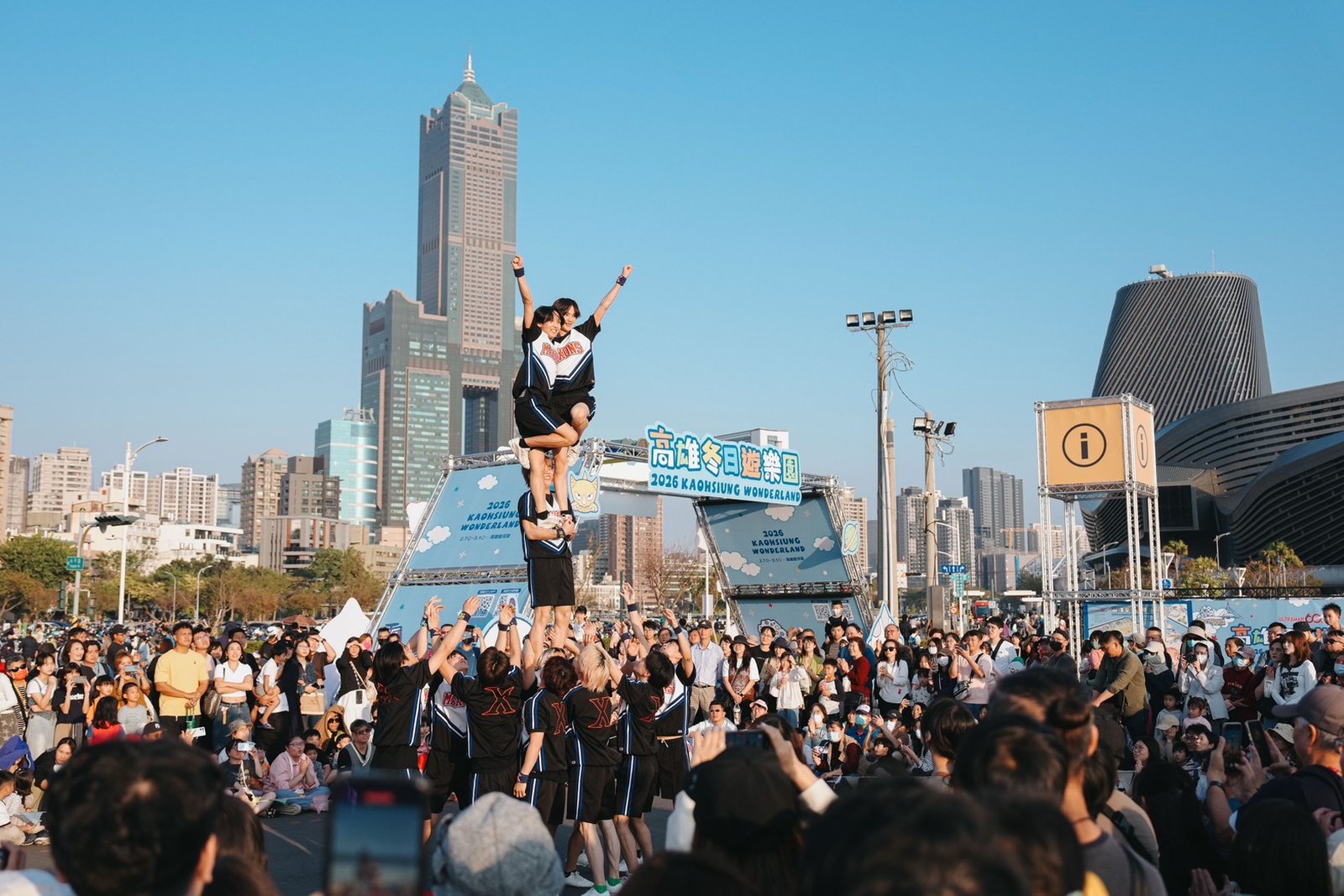高雄市與八王子市締盟20週年,東京都立大學男子啦啦隊MAXONS在高雄冬日遊樂園進行首次海外演出,高難度拋接與震撼組技成為活動亮點。(高雄市政府提供)