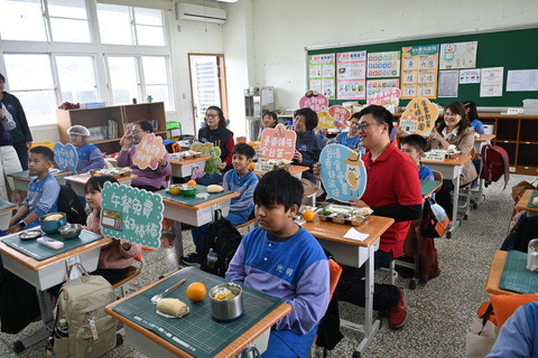 小朋友熱情回應「今天的飯菜很好吃!」、「不用交午餐費了,爸爸媽媽很開心」(台東縣府 提供)