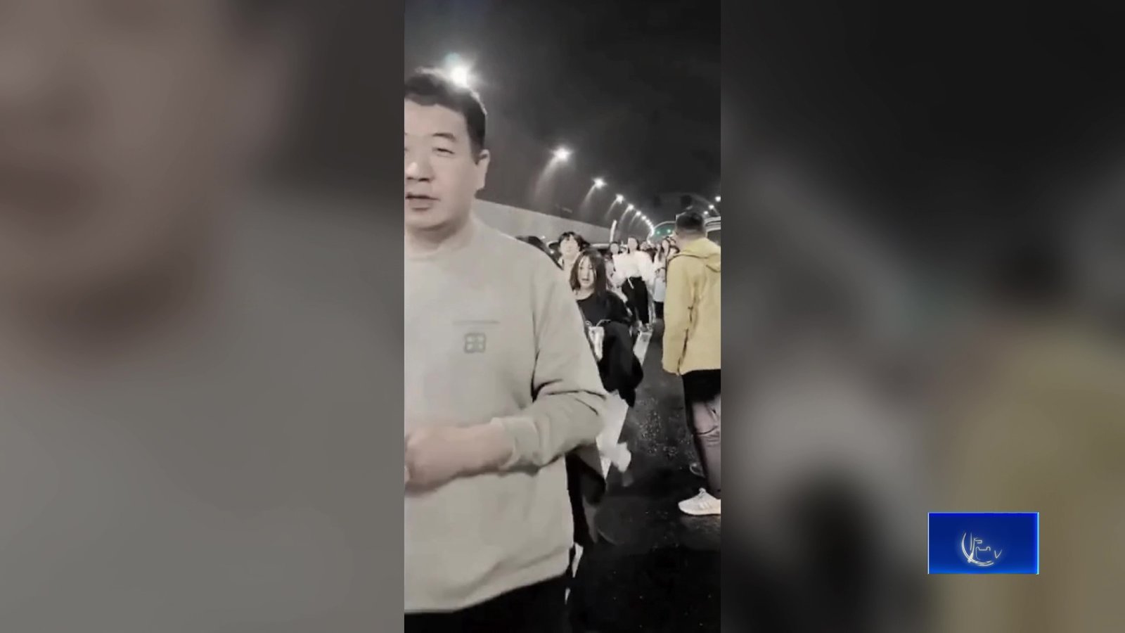 中國京昆高速隧道車輛起火 民眾集體棄車逃亡