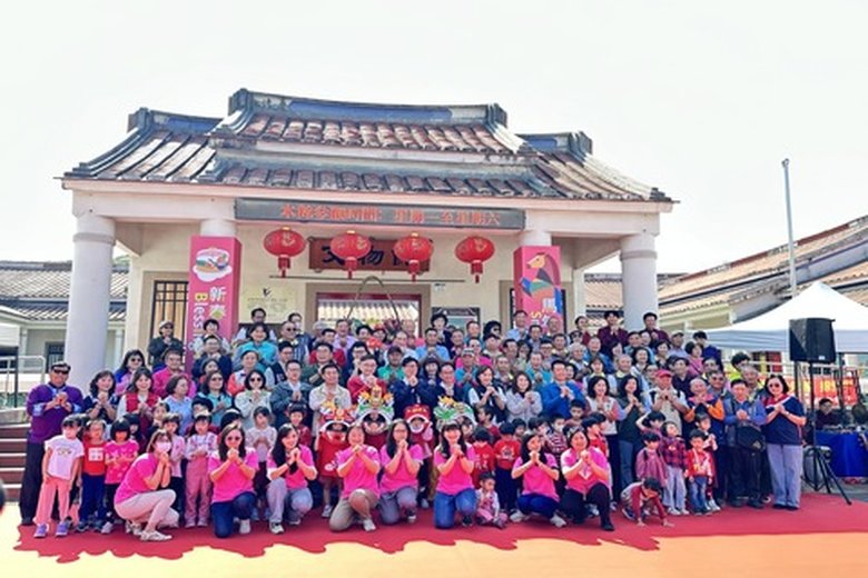 高雄市長陳其邁與逾百位鄉親合影,現場洋溢年節熱鬧氣氛