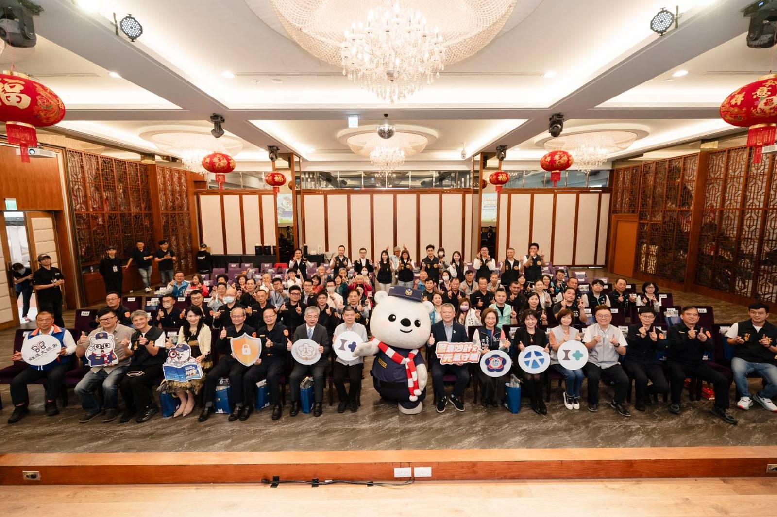 嘉義市政府警察局與元大人壽保險股份有限公司跨界合作,今天(26日)假鈺通飯店盛大舉辦「防詐秘笈」發表記者會(嘉義市警局提供)