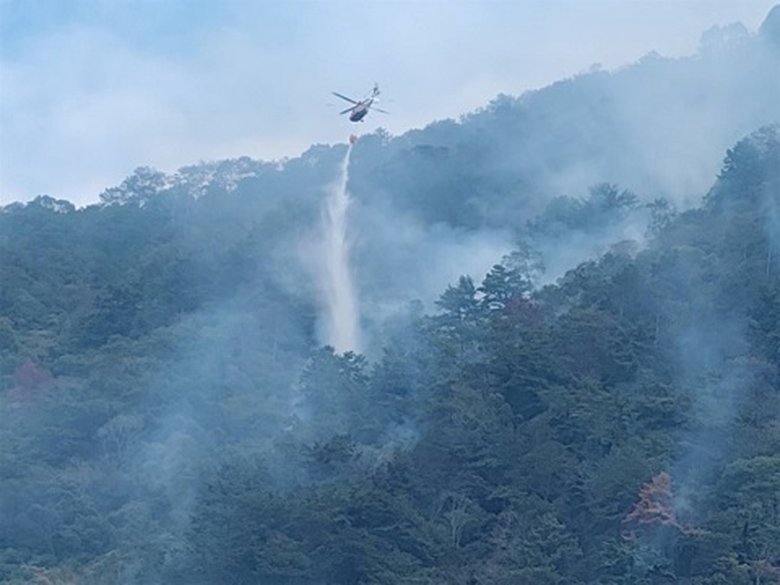 南投埔里森林大火累計延燒面積達40公頃,但大多數均已熄滅,目前僅餘約1公頃範圍內有零星煙點竄出,林保署仍持續處理中。(林業保育署南投分署提供)。