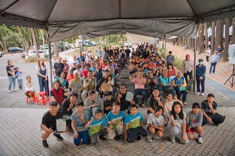 成果展在滿滿歡笑與感動中圓滿落幕,全體夥伴齊聚一堂開心合影,為這段美好時光留下珍貴回憶(茂管處 提供)