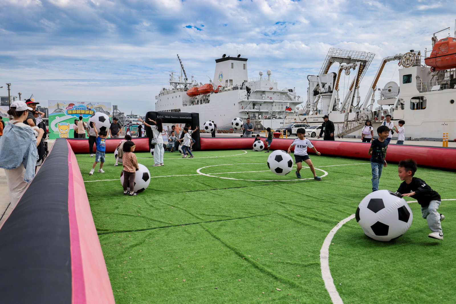 小小運動超人帶球突破,架式十足。(高雄市運發局提供)