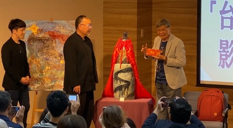「台灣超人 蔡正勝」影片發表分享會,蔡正勝(右一)及導演 曲全立(右二)。(新唐人拍攝)