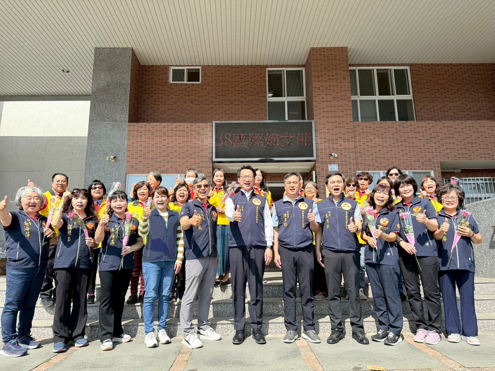 屏東縣警察局長甘炎民,與各志工大隊隊友像一家人溫馨的合影。(屏東縣警局志工大隊提供)