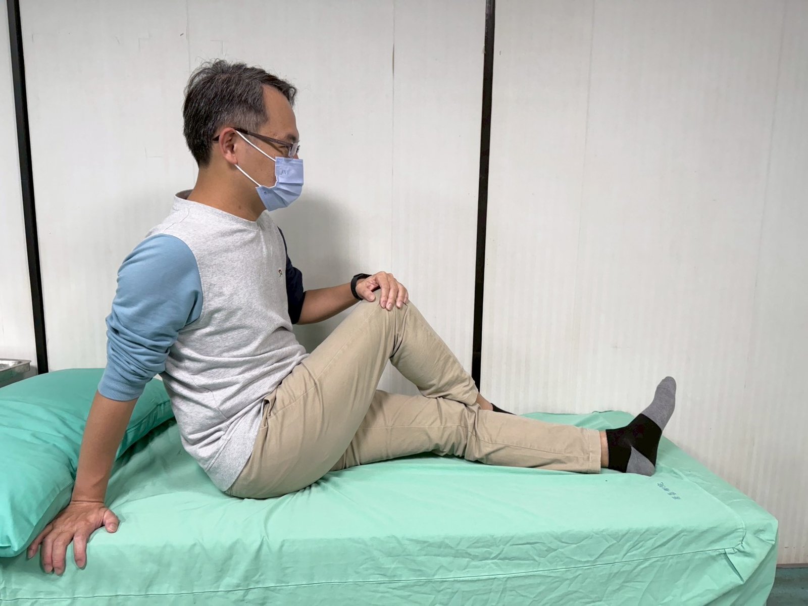 「弓箭步拉筋」示範(羅嘉元醫師提供)