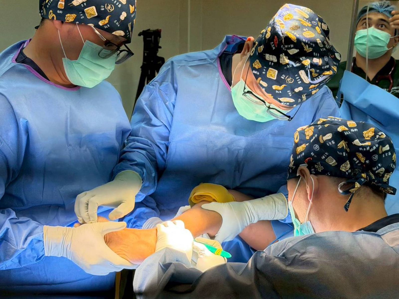 嘉基赴菲義診,助少女重拾行走希望。 (嘉基醫院提供)