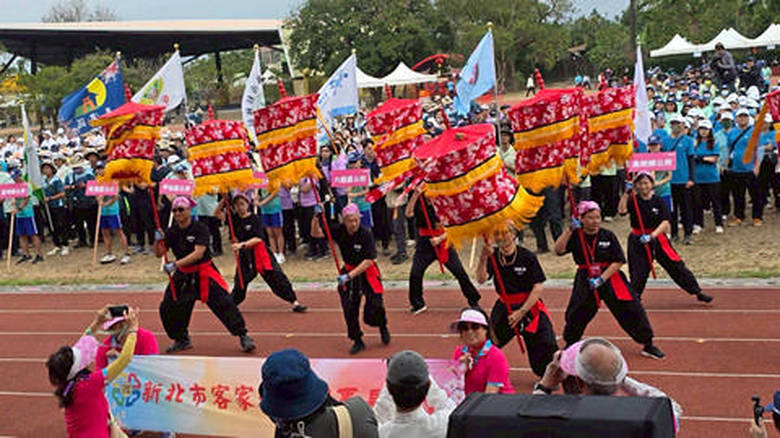 第61屆六堆運動會迎向下一甲子的百年榮耀,新北市客家協會演出。(圖/客委會提供)