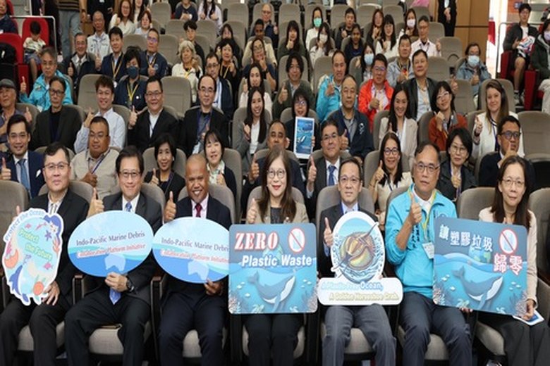 管主委(第一排左4)、帛琉農漁業及環境部長Steven Victor(第一排左3)及國立金門大學洪集輝副校長等與論壇國內外貴賓共同合影(海委會 提供)