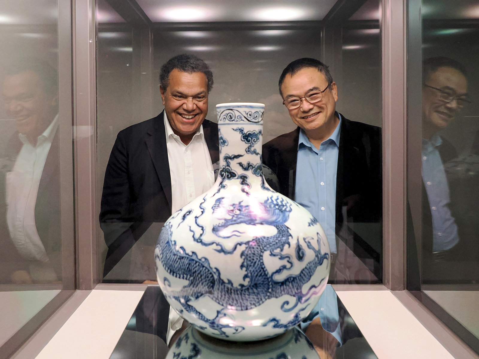 法國凱布朗利博物館卡薩館長與故宮蕭宗煌院長,一同欣賞正於故宮瓷器展間展出的青花雲龍紋天球瓶 。(故宮提供)