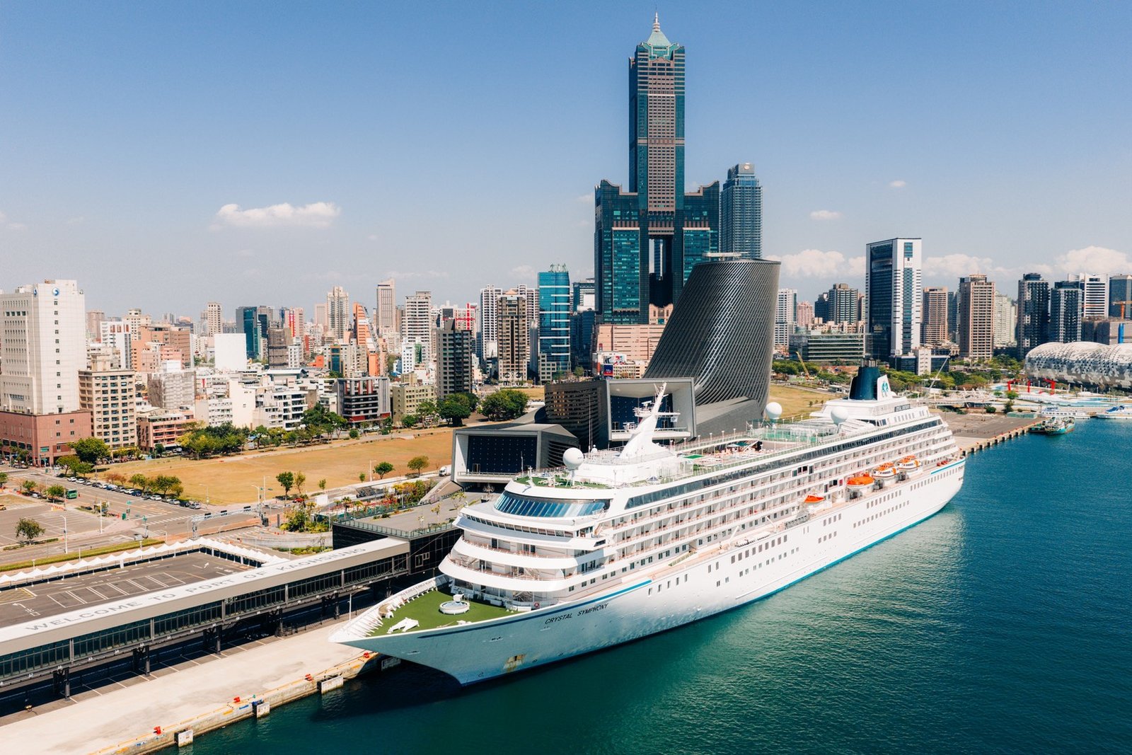 水晶郵輪「水晶合韻號」(Crystal Symphony)停靠高雄港旅運中心。(台灣港務局提供)