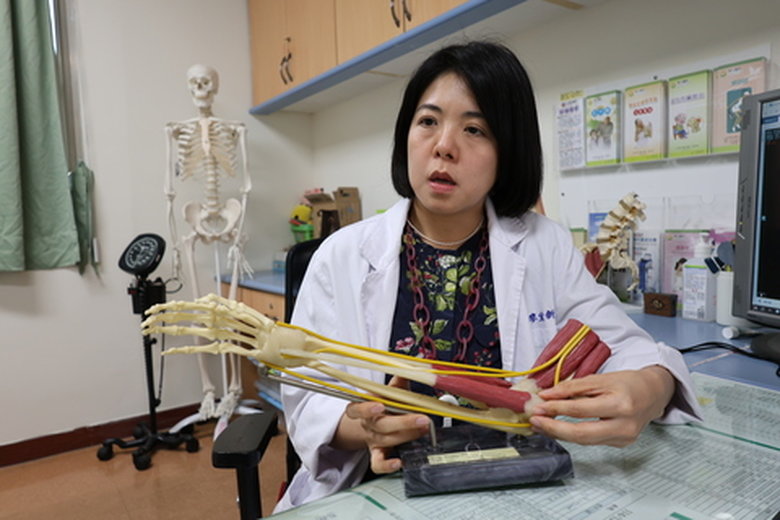 衛福部彰化醫院復健科主任廖宜新表示,肱骨內上髁炎初期往往只有隱約痠痛,未及時處理疼痛會向手臂延伸,嚴重時甚至會出現手麻、抓握無力等神經受壓迫或肌腱撕裂症狀(彰化醫院 提供)