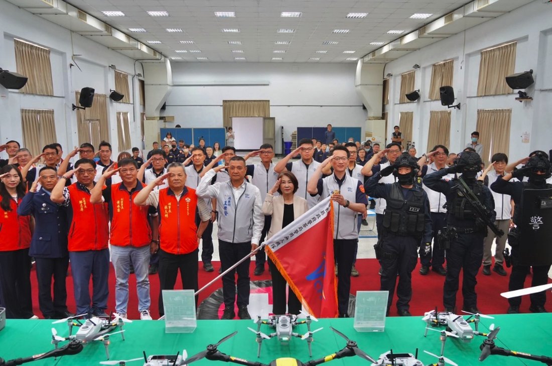 屏東縣政府警察局今(20)日成立「警用無人機隊」,由16名取得專業證照警員組成,可運用於大型活動維安、交通流量監控及夜間熱成像搜索。(屏東縣政府提供)