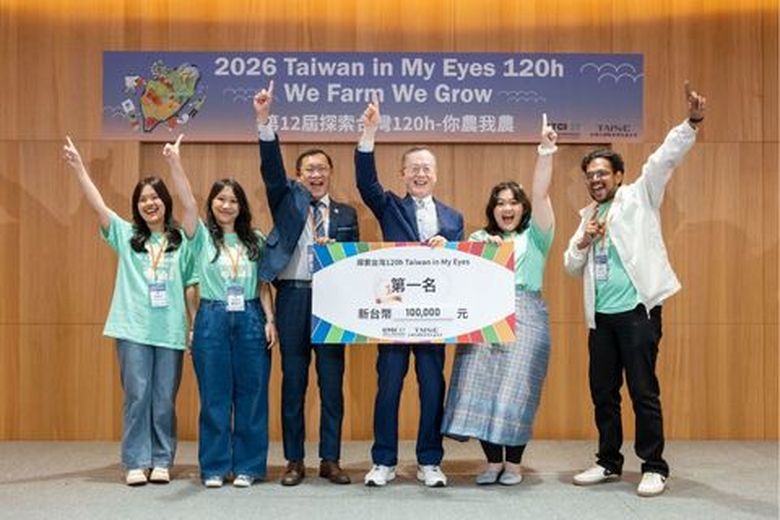 Team Seeds團隊由EMBA企業導師黃金恩與常國強共同指導,將課堂知識與實務經驗結合,提出具創新與永續價值的食農行動方案,獲評審高度肯定,(左起)Au Phuong Mi、楊詠卉、黃金恩(帶隊老師)、中鼎教育基金會簡又新董事長、Maxvallecia Frikandy和Chirag Jindal(中央大學 提供)