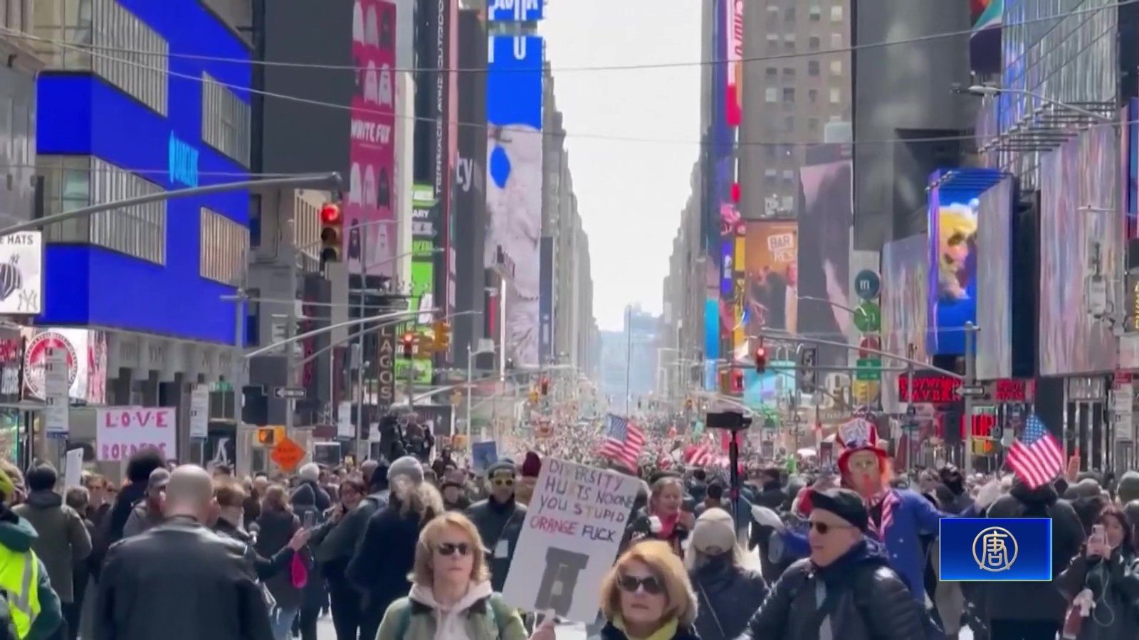 「無王抗議」紅色血旗飄蕩 幕後黑手正浮出水面