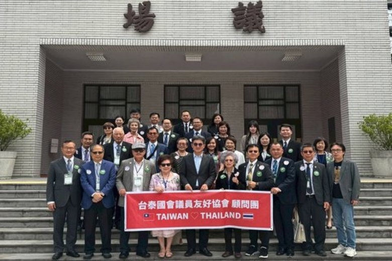 泰國國會議員友好協會顧問團團長何素珍帶團參訪立法院,成員包括泰國台灣會館副主席郭啟夫、春武里台商聯誼會創會會長黃文益,以及教育界代表、國際學校董事長張耀浪等人,展現泰國台商對台灣的高度支持與關注(民進黨雲林縣黨部 提供)