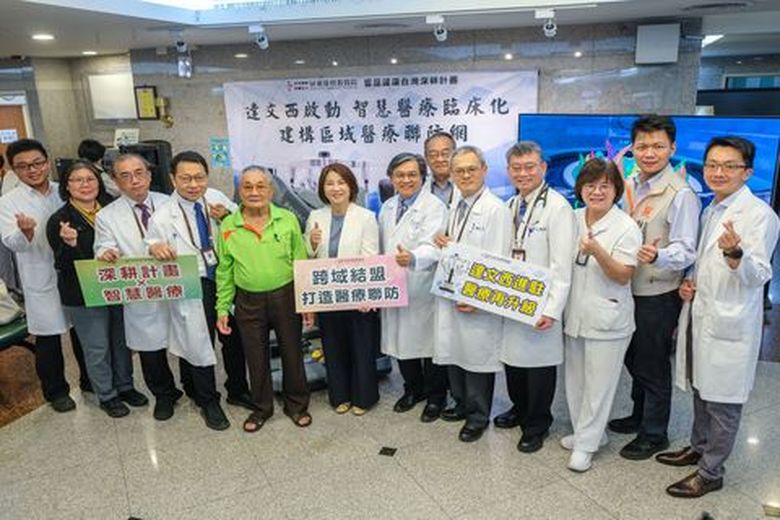 屏東縣長周春米也與醫療團隊共同見證屏東醫療升級的重要時刻,展現縣府對在地醫療發展的高度重視與支持(屏基醫院 提供)