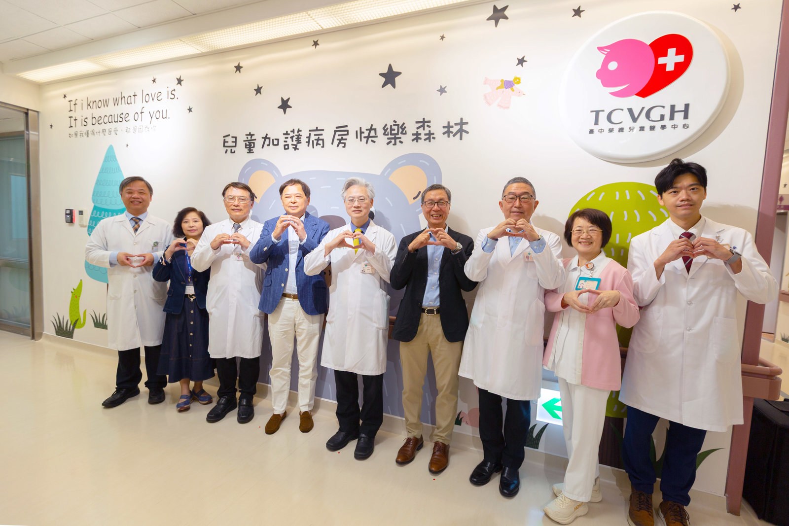 為提供更安全友善的兒童重症照護場域,臺中榮總兒童加護病房經1年整修於兒童節前夕正式揭牌啟用。(台中榮總提供)