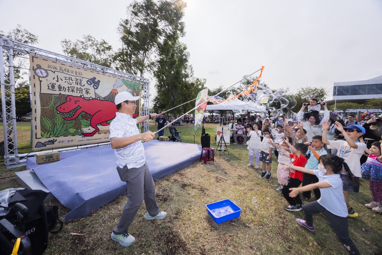 局長化身恐龍領隊,帶領小朋友玩泡泡,現場笑聲滿天飛!(高市運發局提供)
