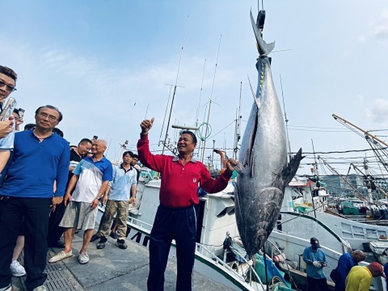 2026屏東第一鮪確認!由「富漁慶2號」船長洪福家捕獲。(東港區漁會提供)