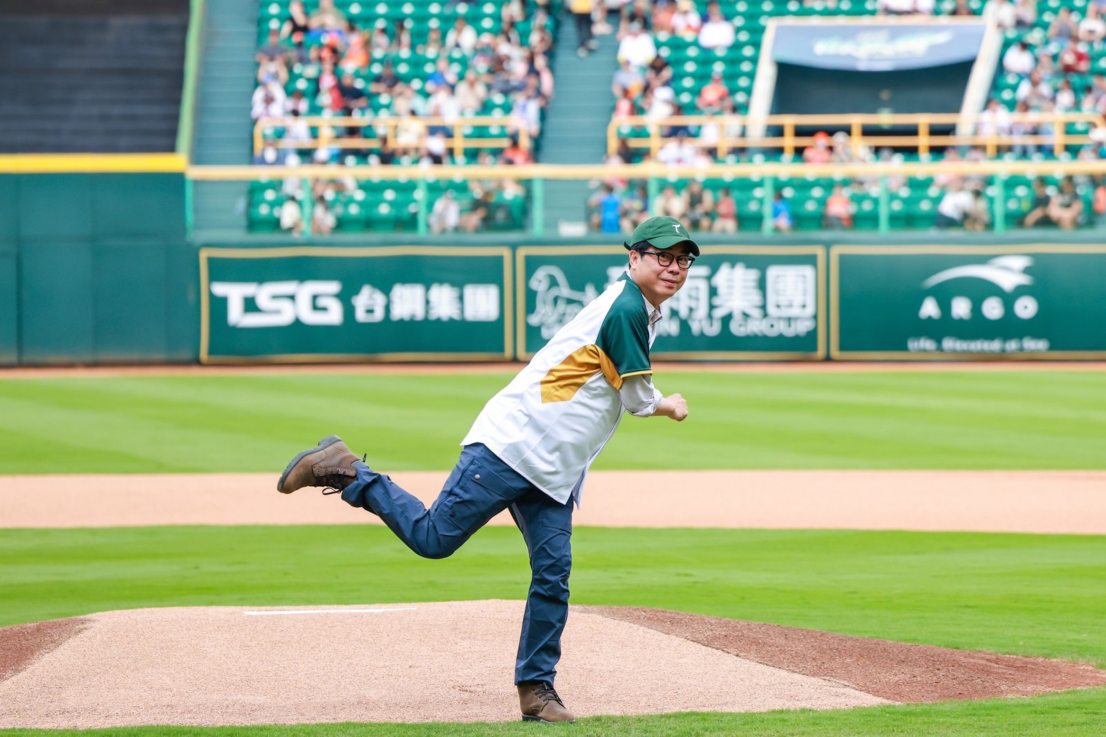 台鋼雄鷹隊史第三年首戰4.6於澄清湖開打 陳其邁蒞臨開球,由陳市長投球、捕手則由中華職棒2025年度最佳新人及救援王林詩翔擔任。(高雄市政府提供)