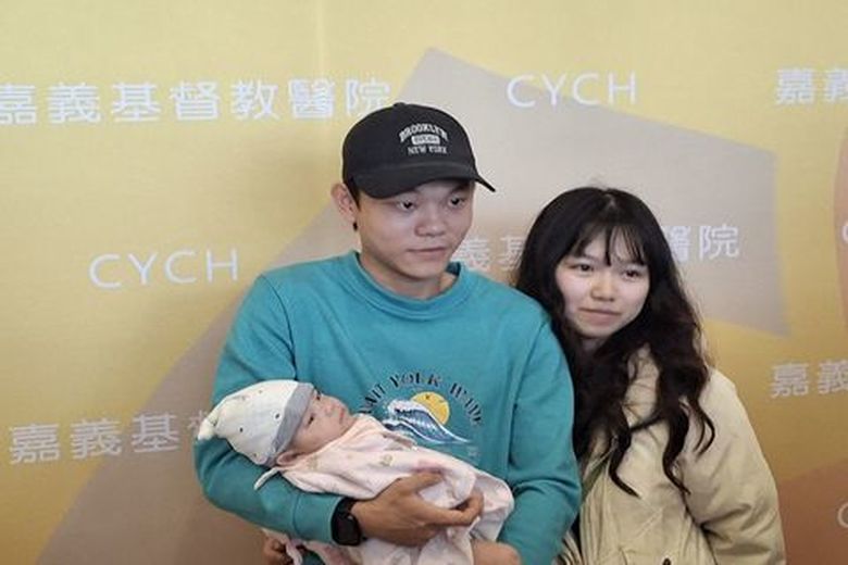 梁小姐夫妻感謝護理團隊24小時守護,觀察腸道蠕動是否甦醒。那是一段安靜卻關鍵的等待,等待腸道功能順暢、等待第一口奶順利吞嚥、等待體重穩定上升(嘉基 提供)