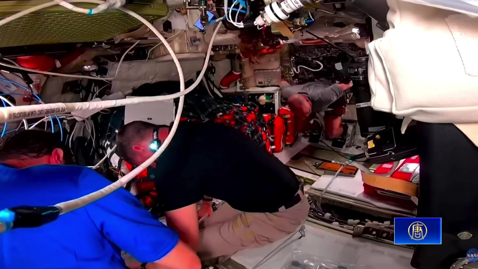 32台攝影機全程直播!太空人吃飯睡覺擦澡全曝光