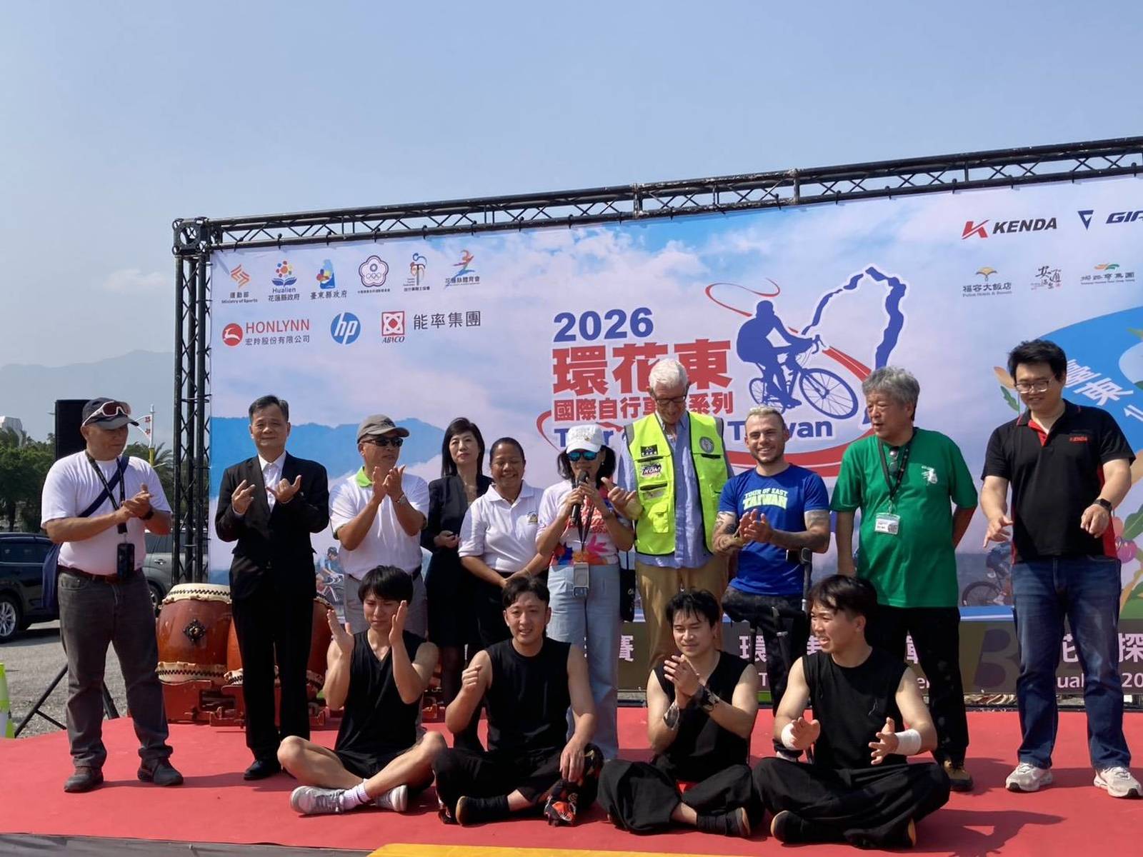 「2026環花東國際自行車賽系列」與長距離「環花東365挑戰」,在花蓮盛大展開,吸引20個國家的自行車愛好者前來挑戰。(花蓮縣政府提供)