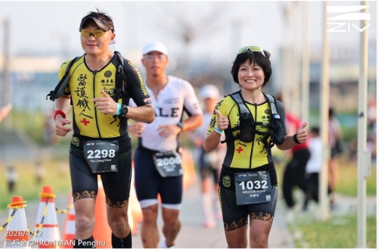 「醫護鐵人」受主辦單位邀請,全程支援4月12日的澎湖鐵人三項賽事,在賽道上提供公益零收費救護(右)醫護鐵人共同創辦人洪緯欣醫師,(左)醫護鐵人創辦人陳彥良(ZIV專業運動眼鏡 提供)