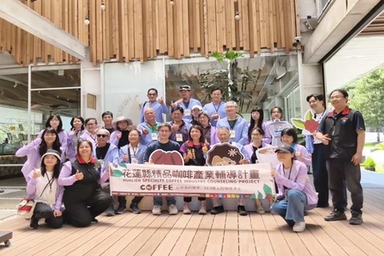 花蓮精品咖啡產業參訪南投「蠻荒咖啡」,觀摩烘焙技術與品牌營造,從產地到杯中的完整呈現(花蓮縣府 提供)