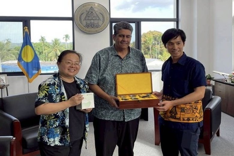 義診行程中,帛琉總統惠恕仁特別前往關心,表達對秀傳醫療團隊的高度感謝(右起)邱伯恩醫師、惠恕仁總統、簡聖尤護理師(秀傳醫院 提供)