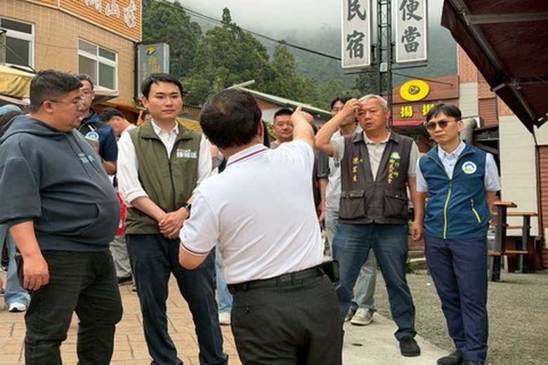 民進黨立法委員陳冠廷4月14日偕同立法委員蔡易餘、竹崎鄉長曾亮哲、中和村長洪銀盛及環境部、交通部觀光署阿里山國家風景區管理處、內政部、農業部林業及自然保育署、國有財產署與嘉義縣政府環保局等跨部會單位,前往嘉義縣竹崎鄉奮起湖地區進行現勘(陳冠廷服務處 提供)