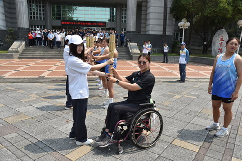 台灣輪椅羽球球后楊伊宸同學榮登世界排名第一,15日出席全大運聖火傳遞