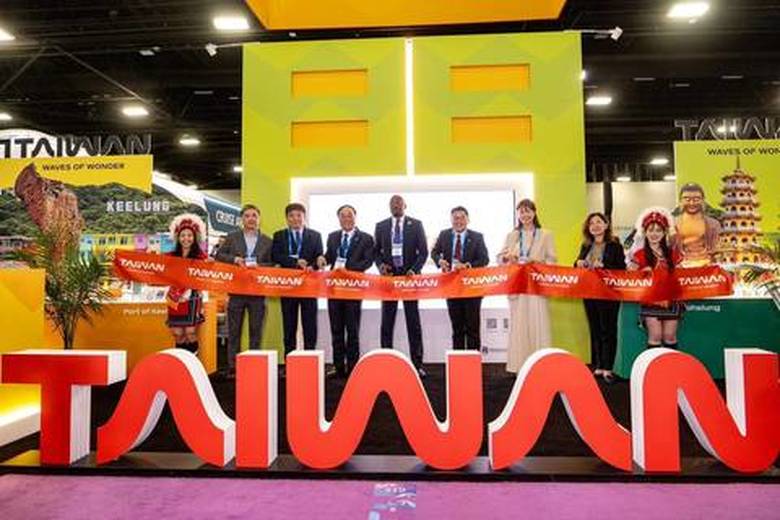 台灣港務公司攜手交通部觀光署共同行銷臺灣(左二起)長榮航空亞特蘭大分公司王源利副課長、中華航空美洲地區張邱驊行銷協理、臺灣港務公司周永暉董事長、美屬維爾京群島(USVI)參議員議長Milton E. Potter、駐邁阿密台北經濟文化辦事處周啓宇處長、交通部觀光署國際組蘇祐萱秘書、交通部觀光署駐紐約辦事處莊靜真主任(台灣港務公司 提供)