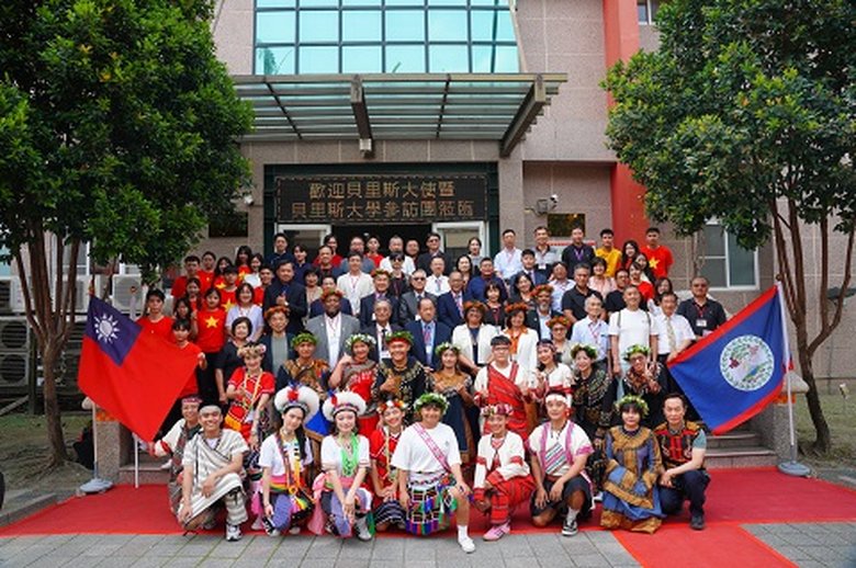 貝里斯大使梅凱瑟及貝里斯大學參訪團蒞校,全校教職員生熱烈歡迎。(美和科技大學提供)