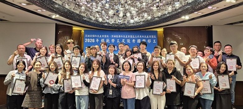 園管局高屏分局游淑惠分局長與高屏分局所轄科技產業園區模範勞工合影。(產業管理員區提供)